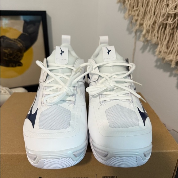 Mizuno Wave Momentum 2 Sneaker Women's US 11.5 White Volleyball Shoes - Picture 3 of 6
